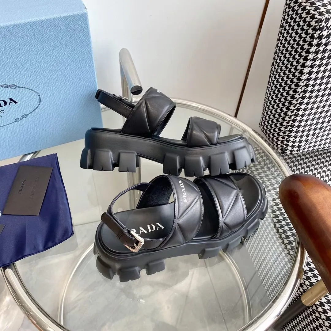 💕💕Factory direct selling price p480💕💕 💕💕Factory direct selling price prada Prada 23 spring and summer tire sawtooth platform platform sandals! The retro, fashionable and avant-garde 70mm thick-soled soles and simple uppers make the whole pair of shoes light and comfortable. The bright colors satisfy a variety of choices for fashionable people with different styles! Triangular embossing on the upper, every design element is fashionable! The upper is made of mixed sheepskin, the lining is sheepskin, and the original molded rubber foam outsole! Bottom thickness: 6cm Size: 35-41 Comes with original packaging